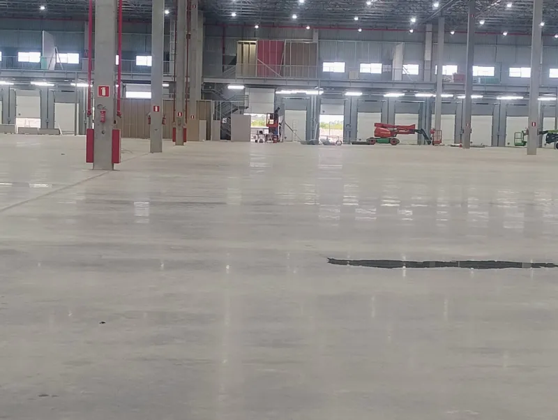 Piso industrial de concreto em centro de distribuição