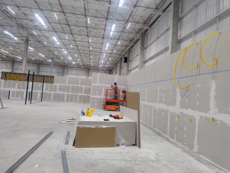 Paredes em drywall em centro de distribuição